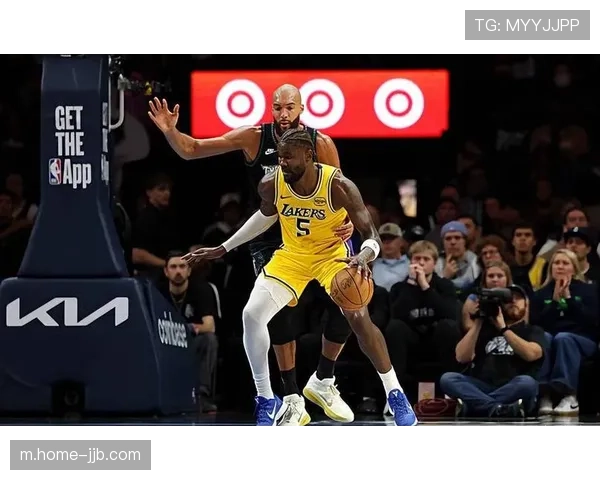 湖人里夫斯30分创无罚球纪录 艾顿23分11篮板筑牢内线防线